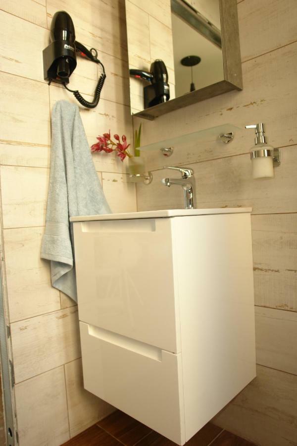 "Green Apartment" Close To Port & Center - Parking 파트라 외부 사진